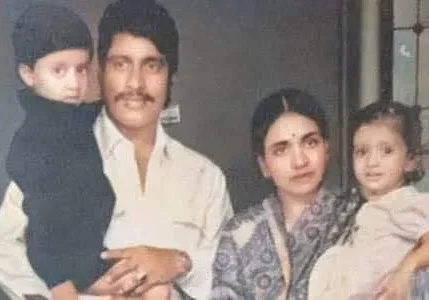 A family photo of the late actor, who is now in his early 2 0 s.